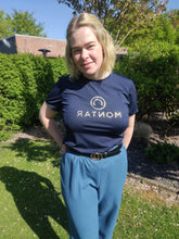 Indlæs billede til gallerivisning MONTAR CARTER GULD LOGO T-SHIRT - NAVY
